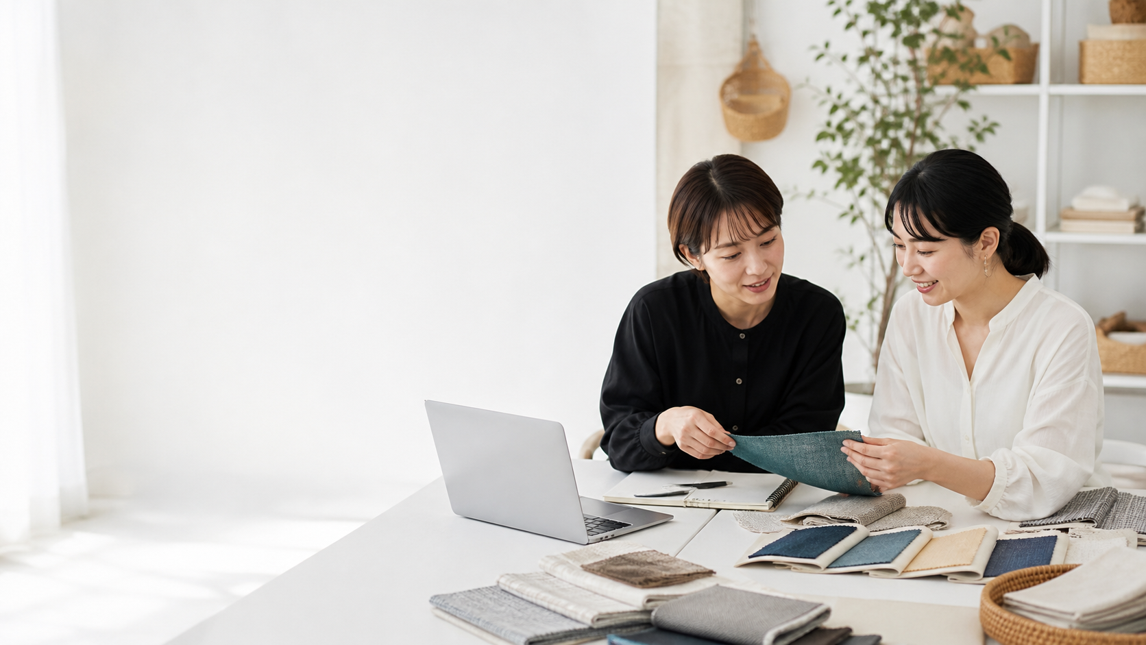 布素材とノートパソコンを囲んで相談するスタッフ